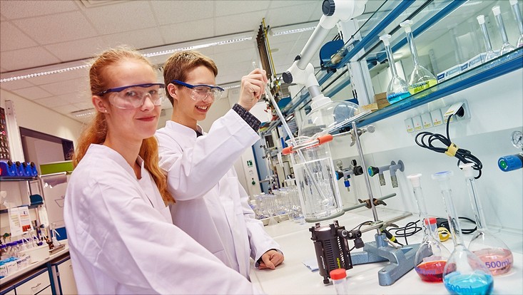 Schülerforschungszentrum: Zwei Jugendliche am Labortisch