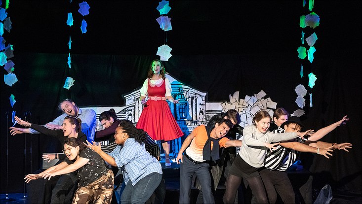 Eine Theatergruppe bei einer Aufführung auf der Bühne