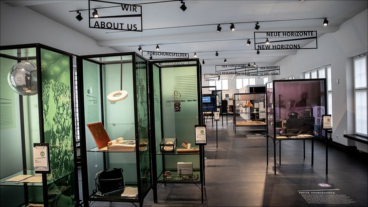 Eine Frau hängt ein Schild auf mit dem Text "Der Bildung"