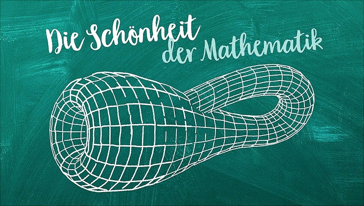 Auf einer dunkelgrünen Tafel ist in weißer und hellgrüner Schrift "Die Schönheit der Mathematik" geschrieben. Darunter befindet sich eine dreidimensionale Grafik.