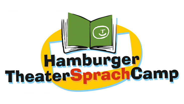 Das Logo zeigt einen gelben Kreis im Hintergrund. Im Vordergrund ist ein aufgeschlagenes grünes Buch und darunter die Worte "Hamburger TheaterSprachCamp".