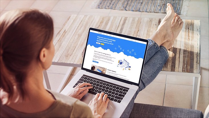 Frau frischt zuhause über Online-Quizze das eigene Statistik-Wissen auf