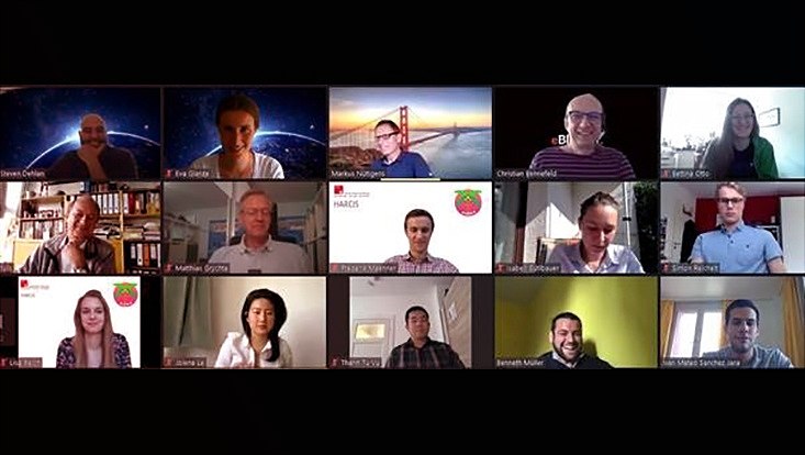 Virtuelles Meeting bei dem 15 Teilnehmende in Kacheln zu sehen sind