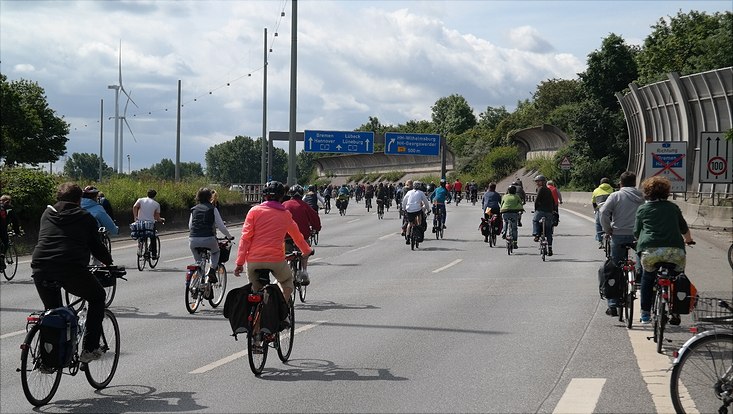 Radfahren auf der Autobahn