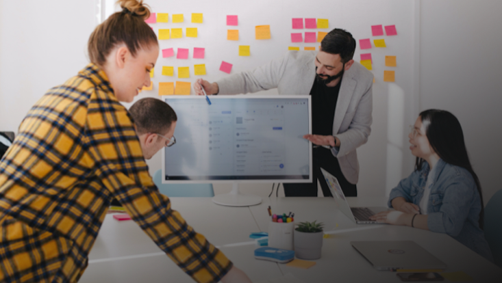 Gruppe vor Tafel mit Notizzetteln