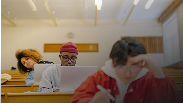 Studenten mit Laptop im Hörsaal