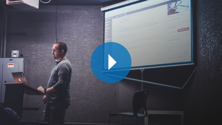 Mann bei Präsentation