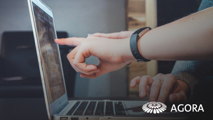 Finger zeigt auf Laptop-Bildschirm