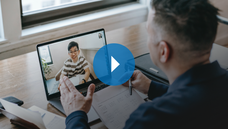 Lehrkraft unterrichtet über Videokonferenz