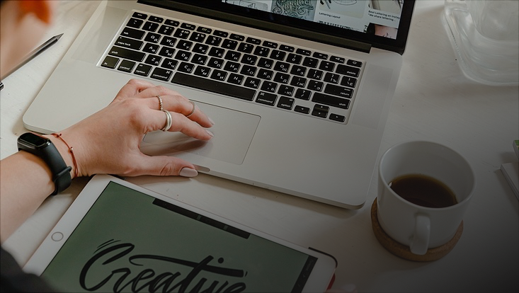 Laptop und Tablet auf Tisch