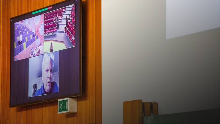 Online-Konferenz wird auf einem Bildschirm angezeigt