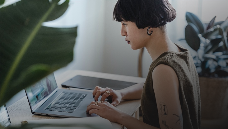 Frau arbeitet vor Laptop