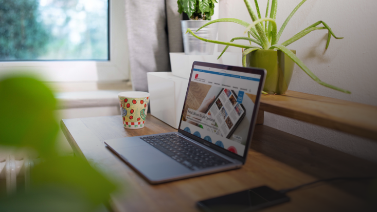 E-Mails beantworten am Laptop