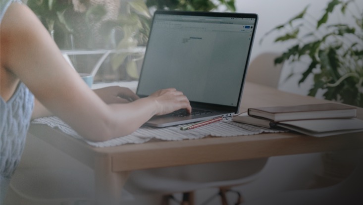 Frau schreibt am Laptop