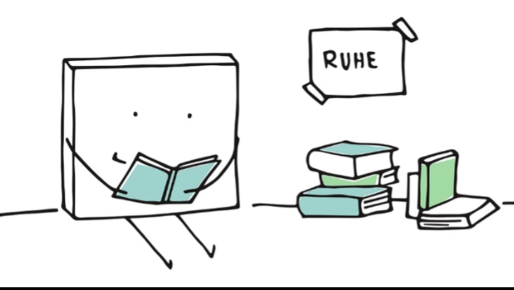 Ein weites Zimmer mit Büchern und einem Ruhe-Schild