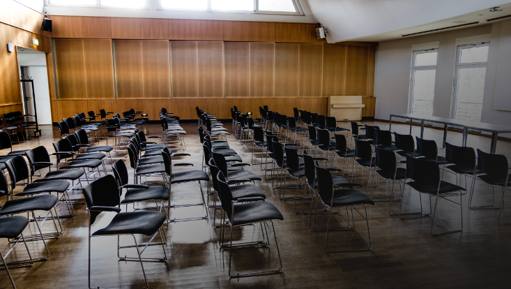 Leere Stühle in Reihen