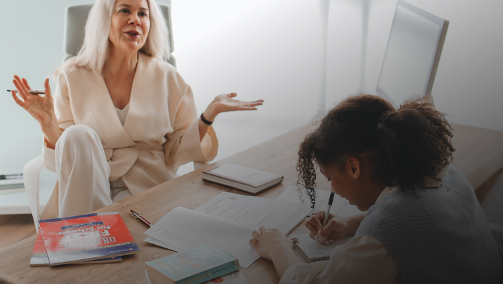 Zwei Frauen am Schreibtisch