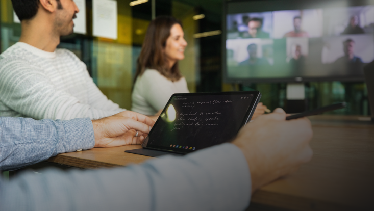 Personen bei hybrider Videokonferenz