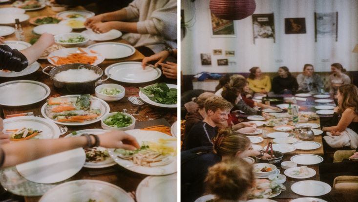 Studierende, die gemeinsam essen