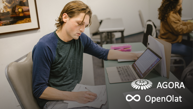 Student macht Notizen vor Laptop