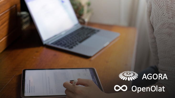 Studentin vor Laptop schreibt auf Tablet