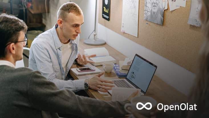 zwei Personen vor Laptop