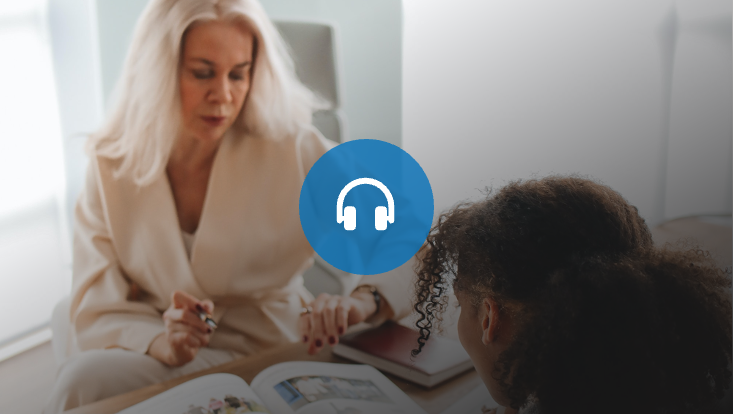 Zwei Frauen am Schreibtiech