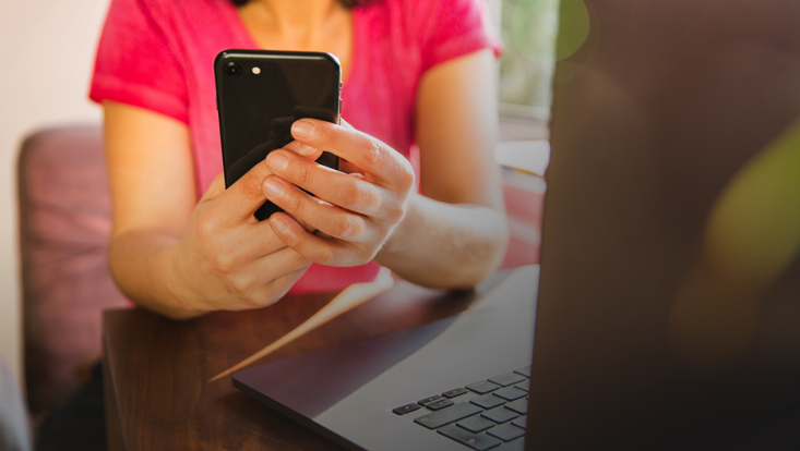 Frau schaut auf Handy