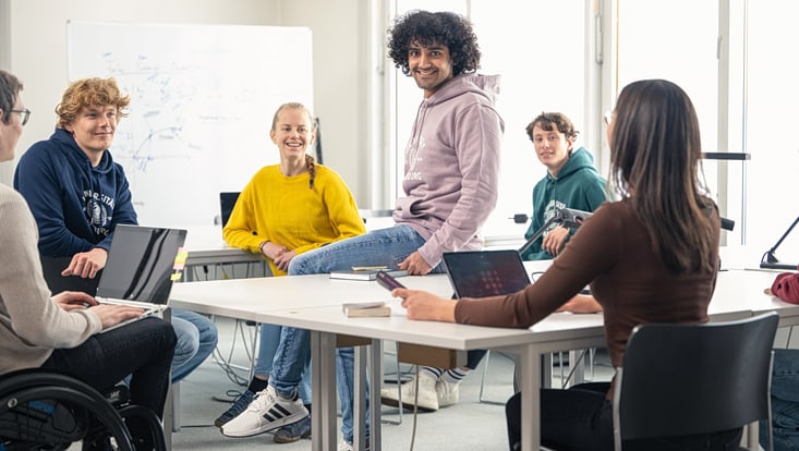 Studierende im Seminarraum