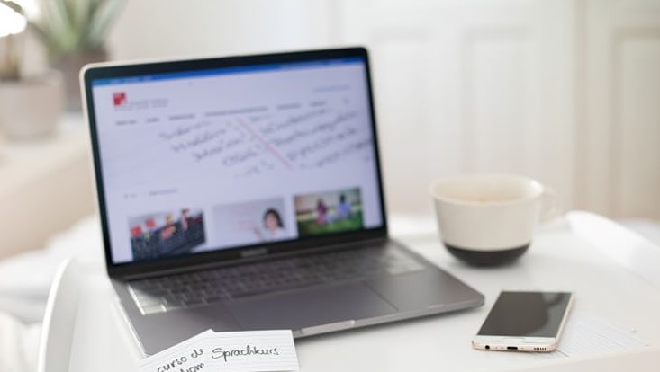 Laptop und Karteikarten