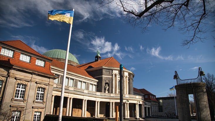 Ukraine-Flagge vor dem Hauptgebäude der Universität Hamburg