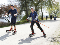 Training mit Stöcken auf Skikes